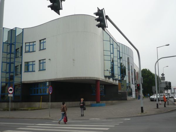 Ul.Górnośląska obok starej zabudowy nowe budynki o ciekawej formie przykładem budynek PKO.