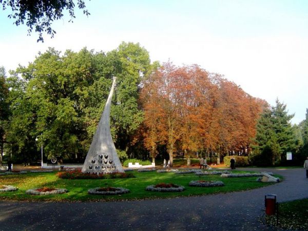 Inowrocław. Park uzdowiskowy. Zegar słoneczny.