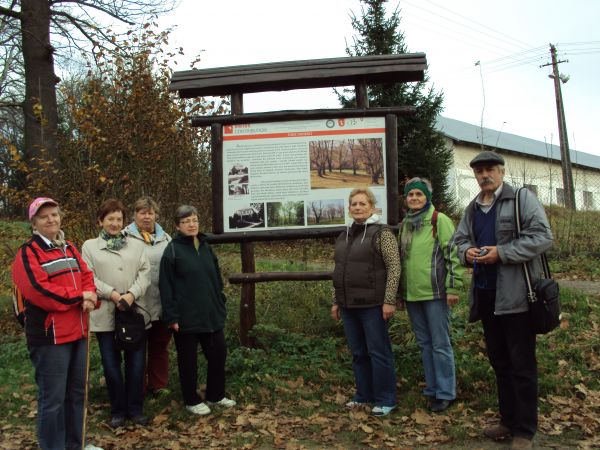 przed wejściem do parku dworskiego - tablica, a na niej o pałacu spalonym w 1944r. a w nim w XIX wieku mieszkała m.in. Henrietta Ewa hr. Kuczkowska zd. Ankwiczó