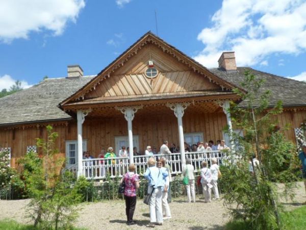 Dwór ze Święcan, majster Socha w 1861 roku go stawiał a w sanockim skansenie od 2009r., podziwiajmy ażurowe elementy ozdabiające okap dworu oraz detale słupa po