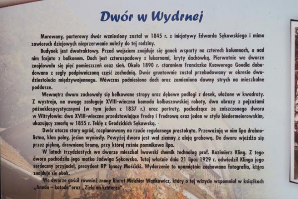 plansza przy dworze - kompendium wiedzy o zabytku i dziejach rodu.