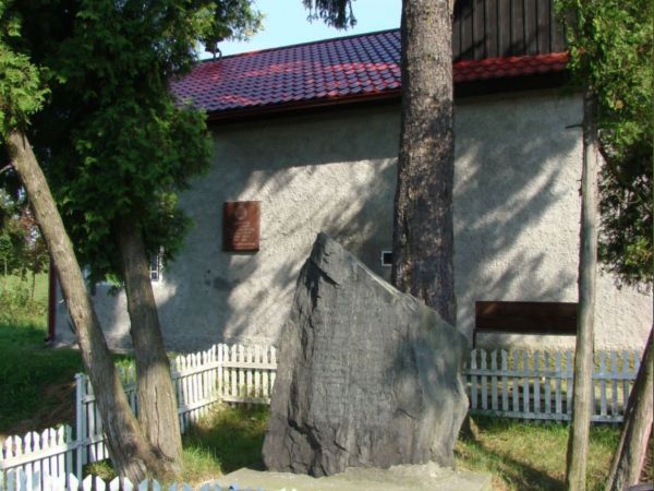 Pamiątkowy obelisk - nieczytelna historia.
