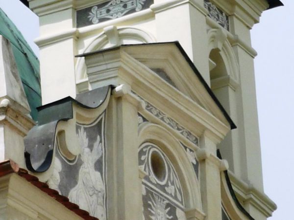 Jedna z najpiękniejszych rezydencji pałacowych w Polsce. Położona 10 km na południe od Przemyśla.  Zamek - pałac powstał w XVI wieku.  Przez kolejne lata rozbud