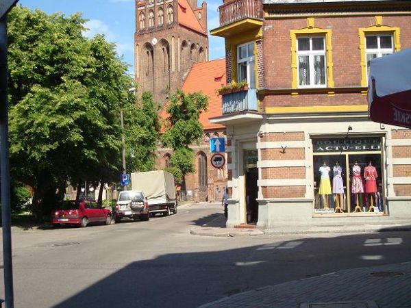 Rog ul. Młynarskiej i Gdańskiej. W głębi kościół św. Jakuba