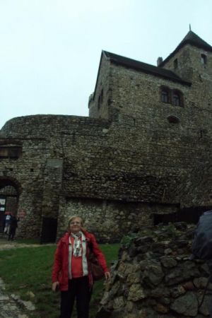 zamek - potężna, kamienna bryła fortecy, n/z przed jedną z bram. Na zamku  zostały zawarte pakty będzińsko-bytomskie zobowiązujące Maksymiliana Habsburga do zrz