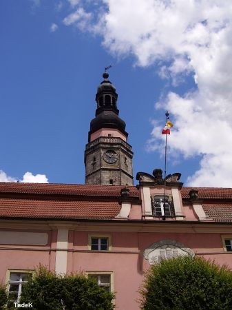 Fragment Ratusza z herbem miasta