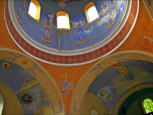 Murowana cerkiew p.w. Opieki NMP . Zbudowana w 1913 r. Wewnątrz cenna polichromia. W latach 1947-71 - magazyn. Obecnie opuszczona i zaniedbana.