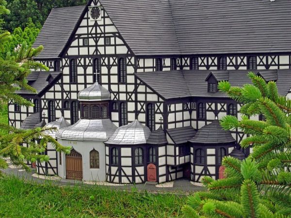 KOWARY - Park Miniatur Zabytków Dolnego Śląska - Kościół Pokoju pw. Trójcy Świętej w Świdnicy jest zabytkowym budynkiem sakralnym wybudowanym na mocy porozumień