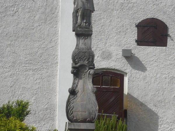 Figura przed kościołem Św. Marcina.