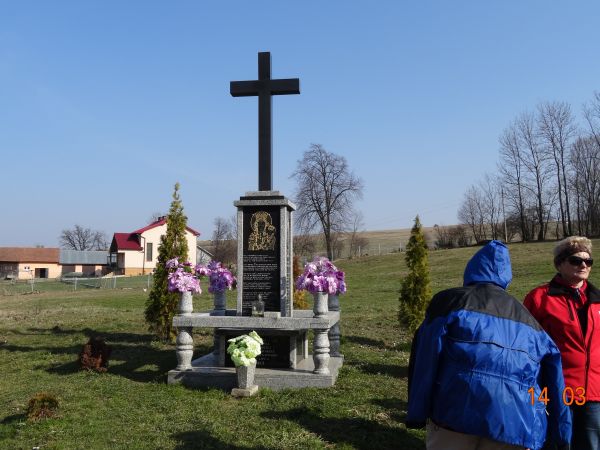 przy / obok : kaplica przydrożna, współczesna, - o ubogaconej formie i wotywie.