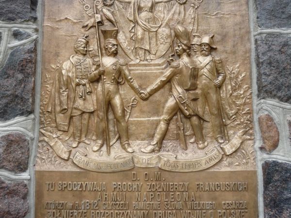 Kozłówka.Tablica w parku poświęcona żołnierzom napoleońskim.