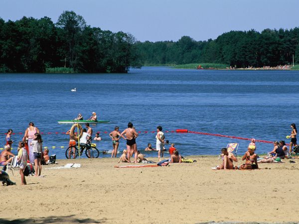 Wolsztyn, plaża w parku nad jeziorem Wolsztyńskim.