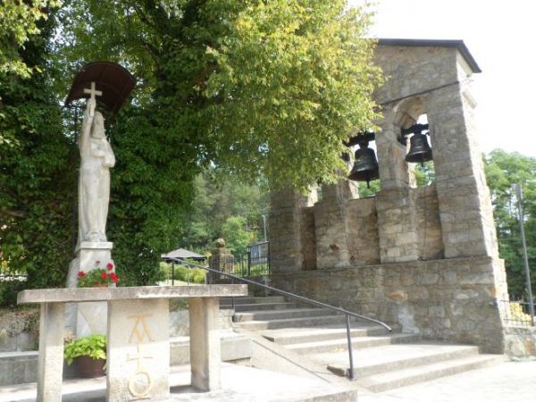 kamienna figura św. Świerada a po prawej dzwonnica z dzwonem noszącym imię Święty Andrzej Świerad - odlanym w 1936r. dla uczczenia minionego  900 - lecia śmierc