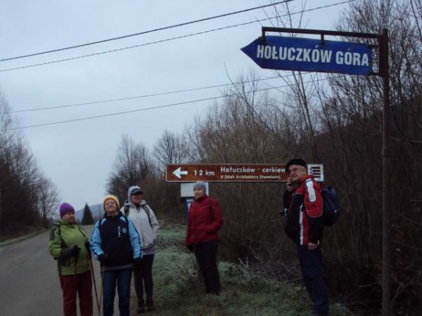 do cerkwi tylko 1,2 km a wędrować będziemy ok. 12 km gdyż po osiągnięciu grzbietów Gór Słonnych - tam szlakiem - zejdziemy do przysiółka o nazwie Olchowiec - a