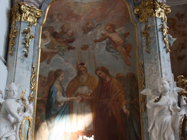 w kaplicach zachodnich – siedem radości Świętego, tu n/z : „Zaślubiny z Marią” (ołtarz boczny na ścianie północnej nawy).