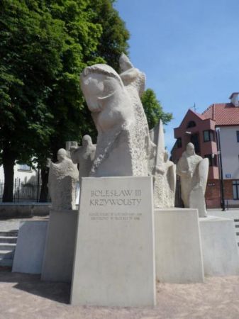 książę uzbrojony i na koniu z drużyną rycerską - w geście gotowości służby narodowi.