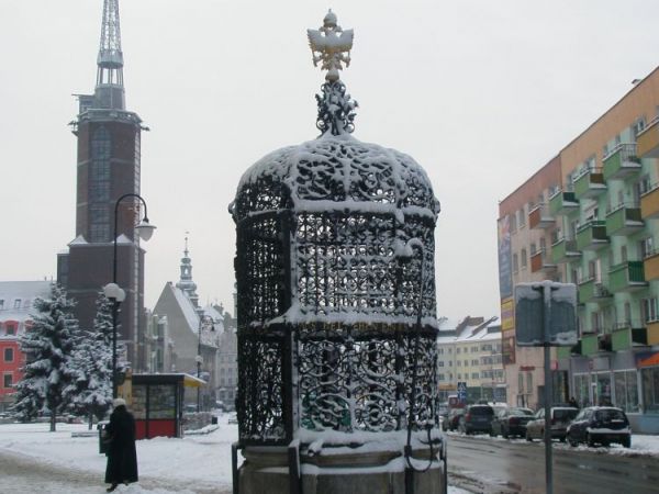 Piękna Studnia w tle Nyski Rynek