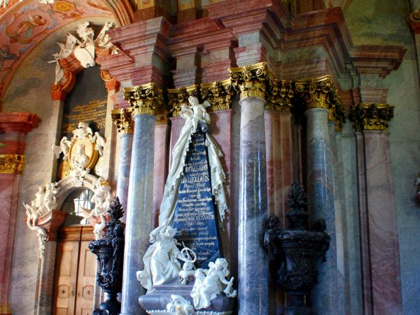 Mauzoleum przy bazylice Matki Boskiej Łaskawej - sarkofagi książąt śląskich: Bolków I,II i III.