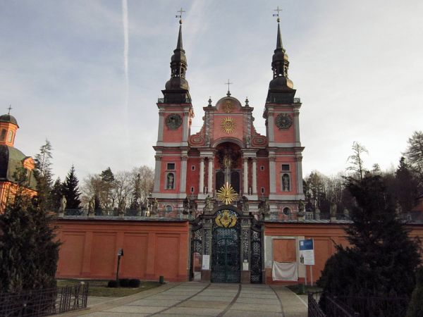 Jedna z największych atrakcji Świętej Lipki to Sanktuarium Maryjne. Widok kościoła w nowym kolorze.2011-12-12