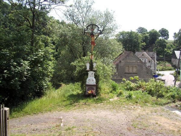 Kapliczka przy drodze do kościoła.