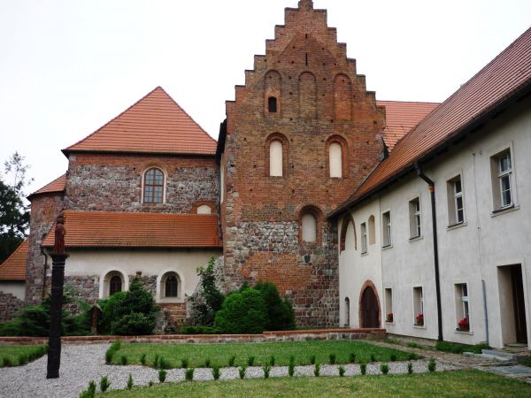 Zabudowania dawnego klasztoru Norbertanek z II połowy XIII wieku ,  przy kościele Św. Trójcy.