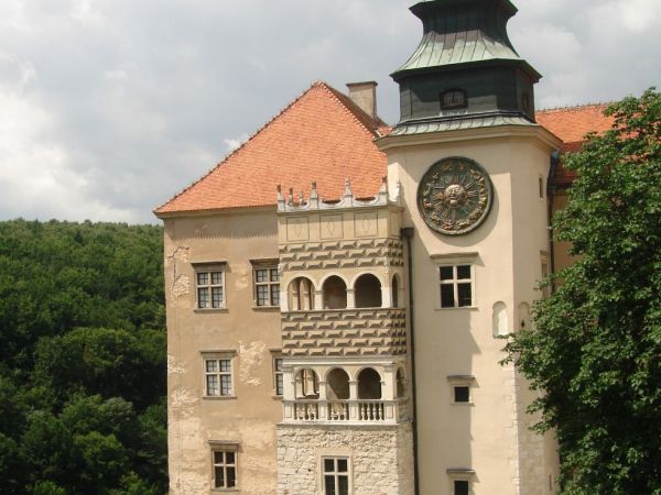 Zamek Pieskowa Skała posiada renesansowy wygląd i jest to jeden z najpiękniejszych zabytków w Polsce. Dzięki malowniczemu położeniu na wyniosłej platformie skal