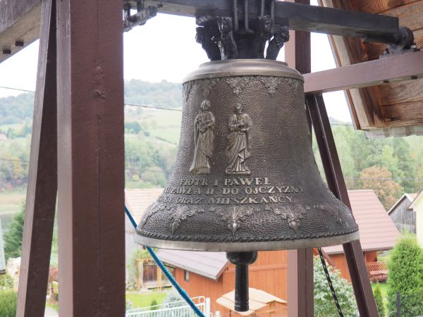 dzwon - przy kościele w Zabrodziu,  z wizerunkami śś. Piotra i Pawła, patronów świątyni. Dalej i niżej po lewej widać troszkę wód Zalewu Myczkowieckiego, zaś wy