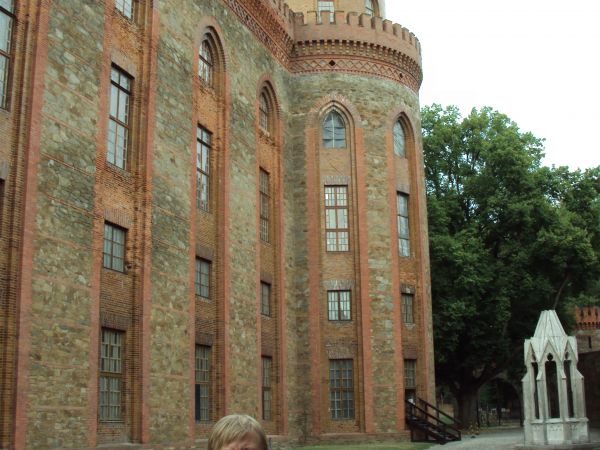 zamek - na "Szlaku Królewny Marianny Orańskiej" - na trasie szlaku znajduje się wiele interesujących, oznakowanych tablicami, zabytków i miejsc, przybliżających