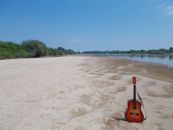 To zapewne wędrowna gitara z piosenki "Czerwonych Gitar". Plaża kilkaset metrów od wału wiślanego i 800m od drogi asfaltowej , na plaży brak WIFI. Oaza ciszy i