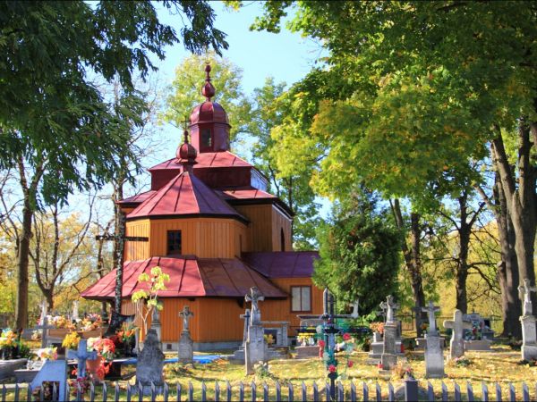 Dawna , drewniana cerkiew greckokatolicka pw. Niepokalanego Poczęcia NMP , wybudowana w 1781 r. Od 1971 r. pełni funkcję rzymskokatolickiej kaplicy filialnej.