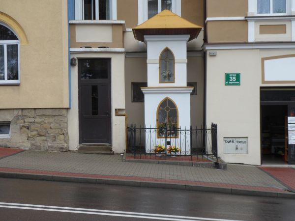 kapliczka przydrożna zabytkowa - wzniesiona w połowie XIXw., przepruta ostrołukowymi arkadami, dach kryty blachą, zwieńczony krzyżem.