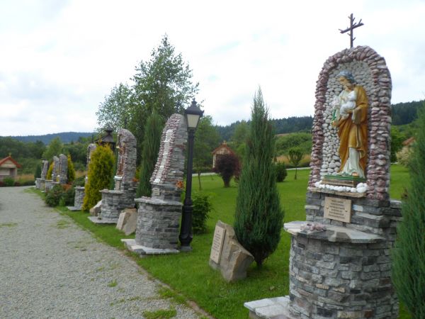 figury świętych w kamiennych grotach - poniżej przesłania przez nich głoszone.