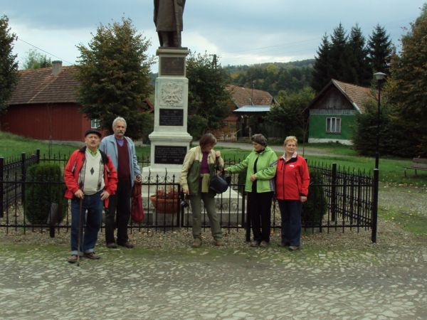 przed pomnikiem Władysława Jagiełły na rynku z ulicami wybiegającymi z narożników, przez który po przekątnej płynie potok Iłna. W XVIIIw. na środku rynku stał d