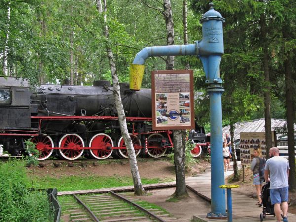 Inne ujęcie lokomotywa i stacji pomp dla parowozów