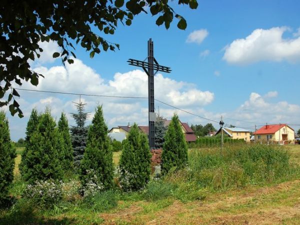 Krzyż wzniesiony w Terliczce dla upamiętnienia ofiar Katynia