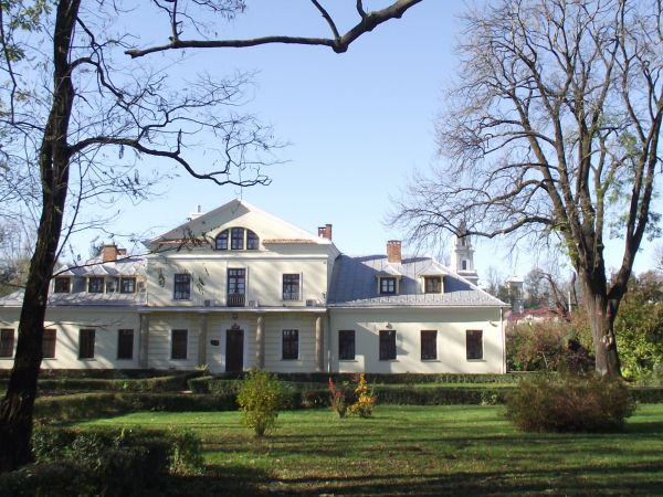 dwór klasycystyczny z początków XIX wieku - we wschodniej części miasta, za rzeką Tabor, obecnie siedziba Nadleśnictwa, wokół park krajobrazowy.