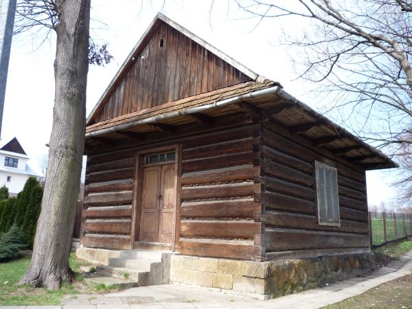 Pcim.Zabytkowy budynek k/kościoła.