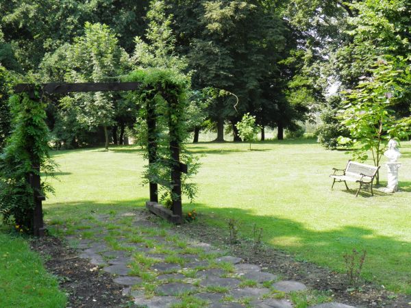 Dwór szlachecki i park wokół niego z XVII wieku w Boratynie k. Jarosławia. Obecnie mieści się tam piękna restauracja i winiarnia oraz hotel.