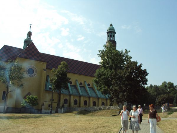 Sanktuarium św. Jadwigi Śląskiej, tam w kaplicy św. Jadwigi - po prawej : piękny barokowy, marmurowo-alabastrowy sarkofag kanonizowanej księżnej śląskiej, to  p