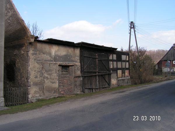 Skorzynice - wieś.Ruiny strych domów.