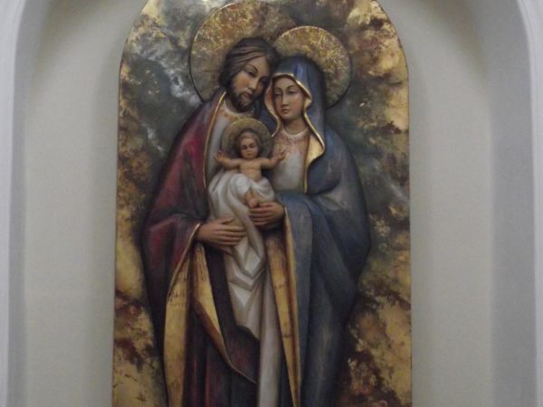 Wizerunek św. Rodziny - w niszy zewnętrznej murów kościelnych. Kościół katolicki ukazuje św. Józefa jako wzór takich cnót jak posłuszeństwo Bogu,wiara, pracowit