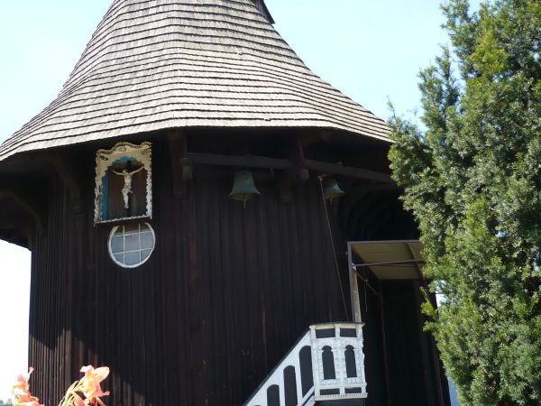 Widok kościoła od strony cmentarza