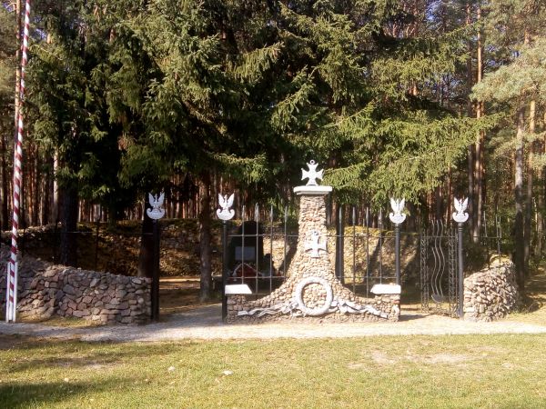 Szaniec Hubala – symboliczna budowla z kamieni polnych w kształcie pierścienia, znajdująca się na polanie opodal wsi Anielin, w miejscu, gdzie o świcie 30 kwiet