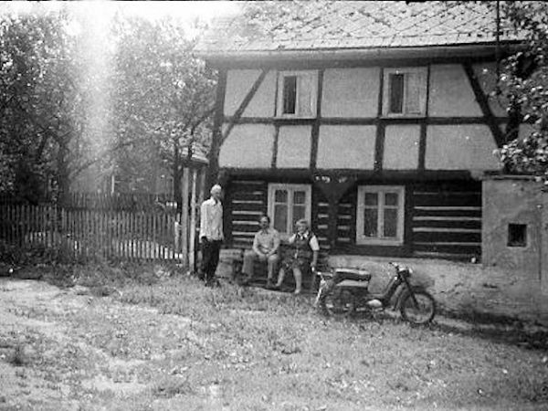 Wujek,Ciocia przed swoim domem 11.07.1981