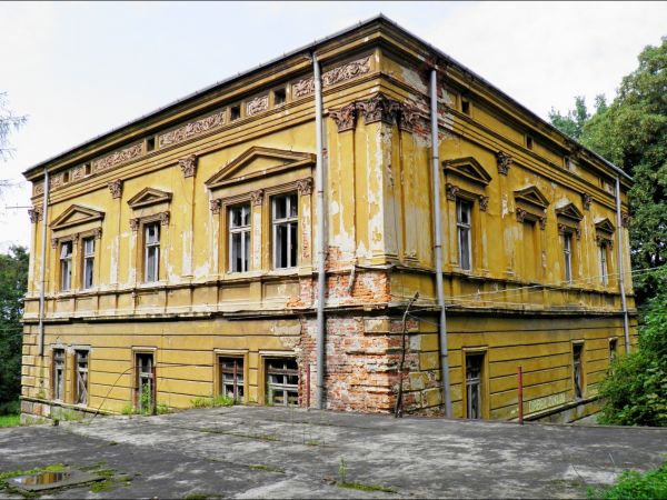 Zespół pałacowy Kellermanów z II połowy XIX wieku wraz z parkiem krajobrazowym. Zepół pałacowy szuka nawego właściciela.