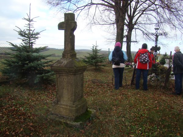 na cmentarzu greckokatolickim, przed - obok i wśród interesujących kamiennych krzyży nagrobnych, przeważnie z pocz. XX wieku.