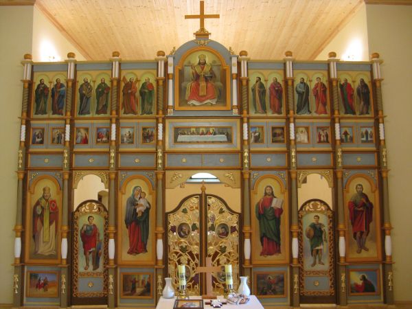 w ołtarzu głównym - w cerkwi oddanej wiernym we wrześniu 2013r. po gruntownym remoncie - mensa ołtarzowa, nastawa i ikonostas /współczesne/.