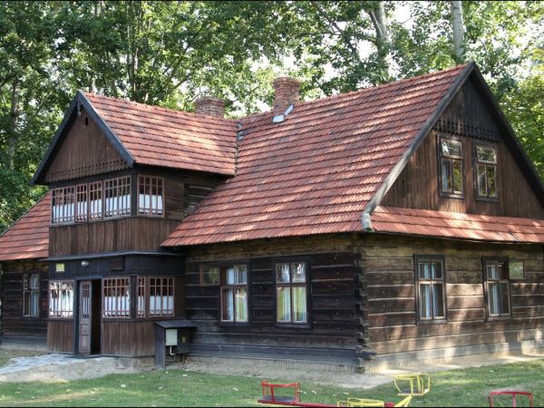 Skansen budownictwa ludowego.