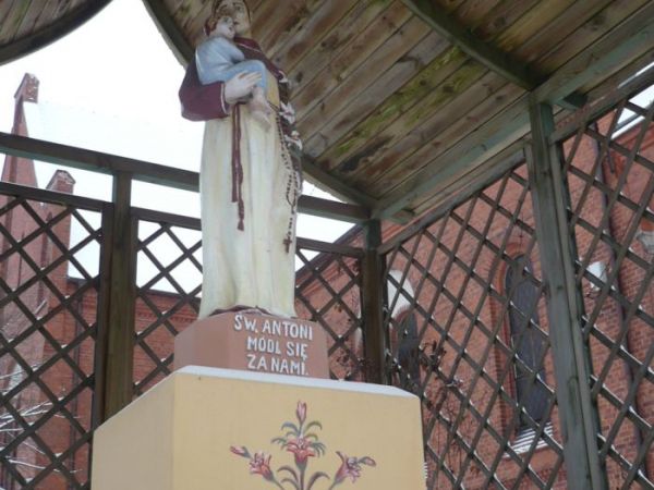 Przy kościele figurka Św. Antoniego.