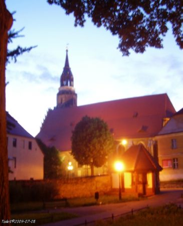 Z promenady spojrzenie na kościół diecezjalny NMP Wniebowz.